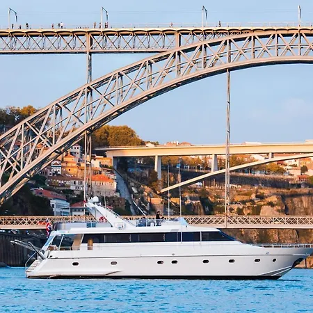Botel Ace Six Premier 5*