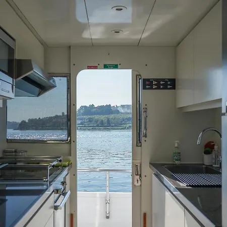 Ace Six Premier Botel 5*